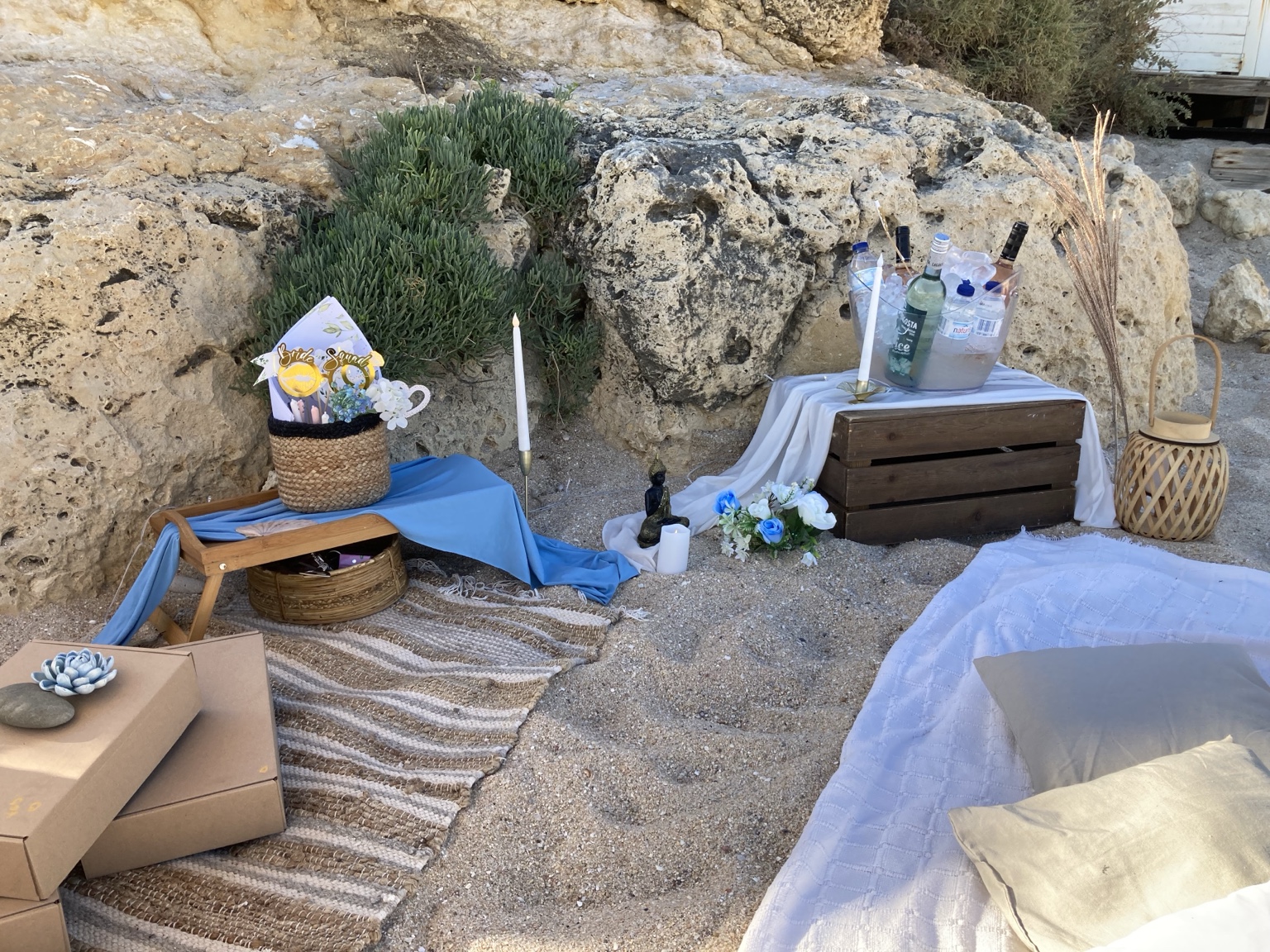 Detalhes de um pedido de casamento junto à costa
