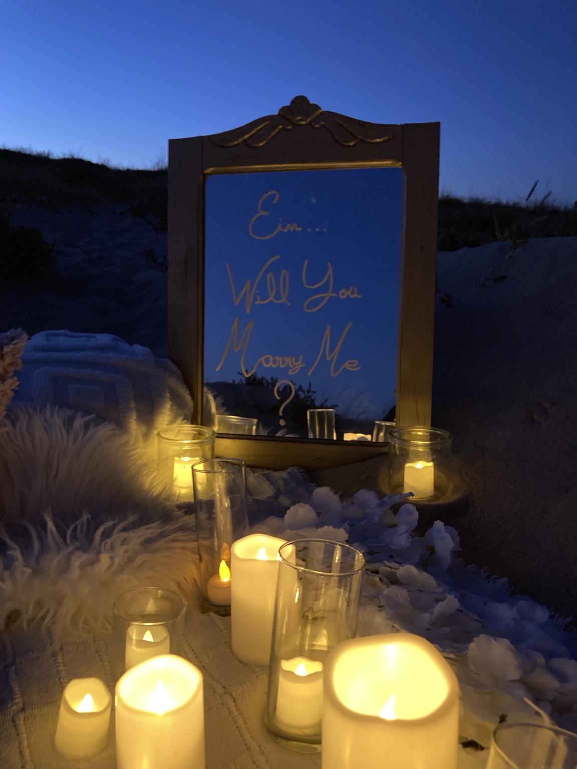 Espelho de pedido de casamento à luz das velas